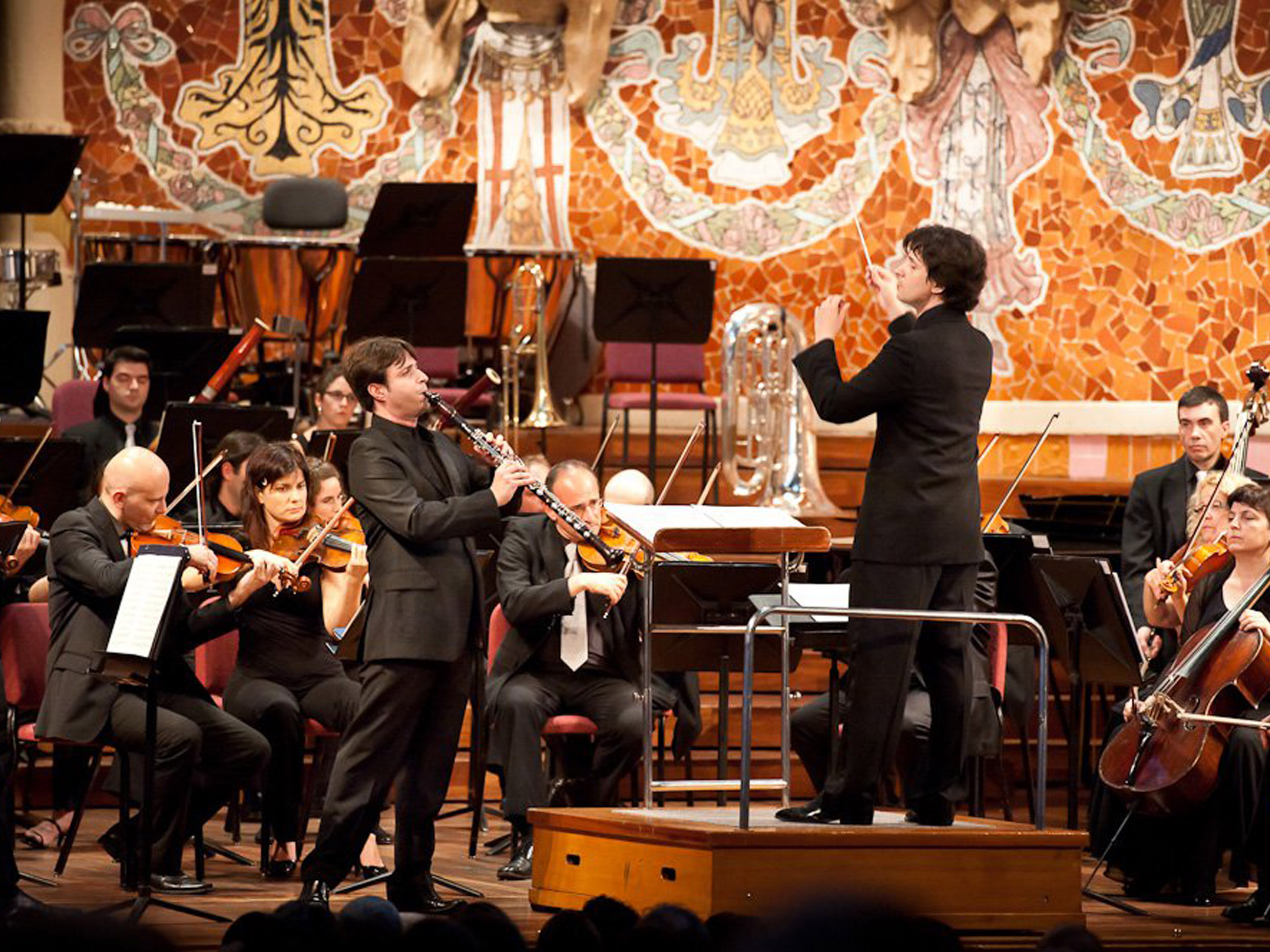 Música, clàssica, excel · lència, serietat, espectacle, orquestres, solistes