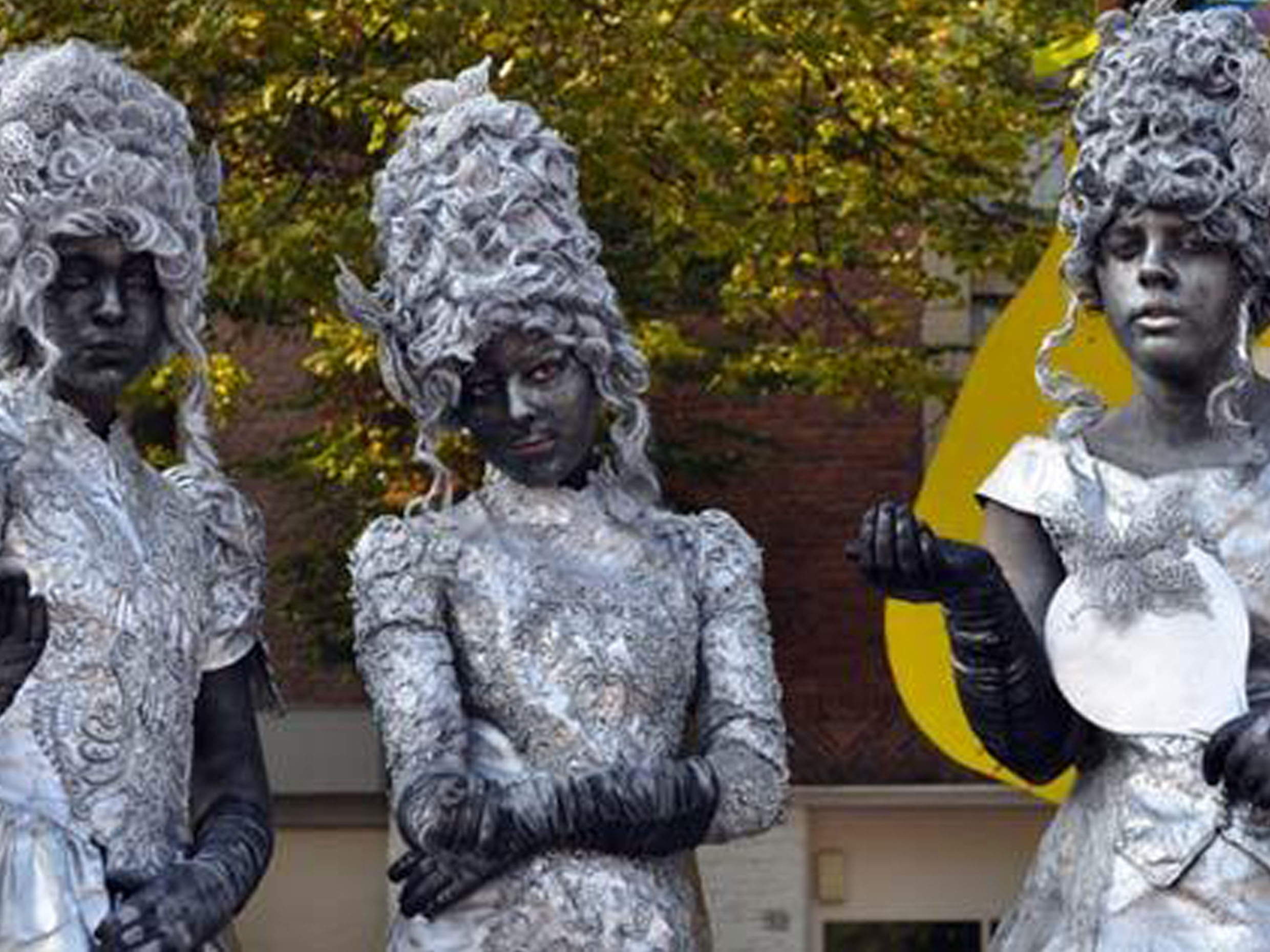 companies organizing events, events Barcelona, statues, human, alive, cocktail, environment, impact