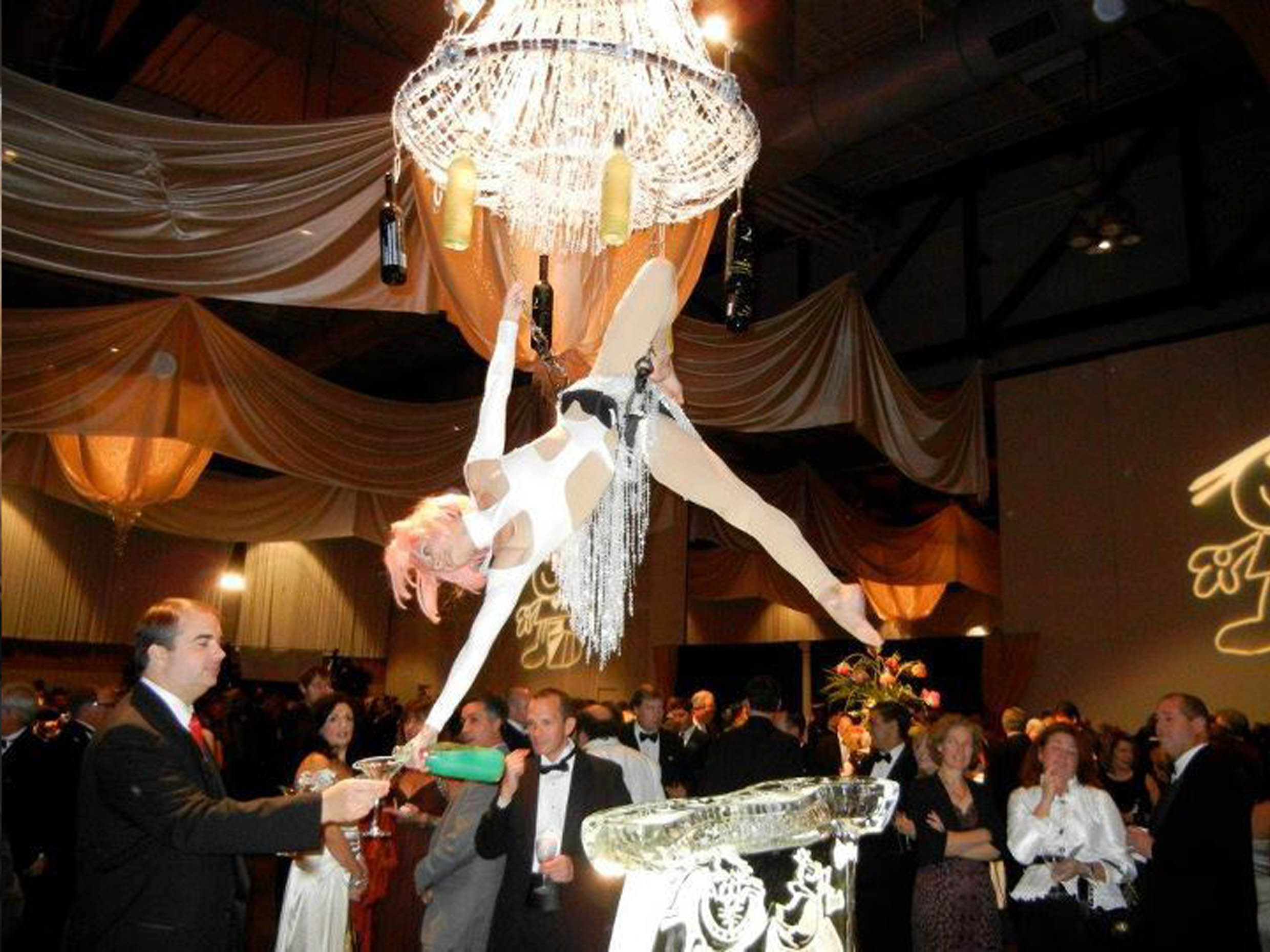 companies organizing events, events in Barcelona, champagne, chandeliers, glass,